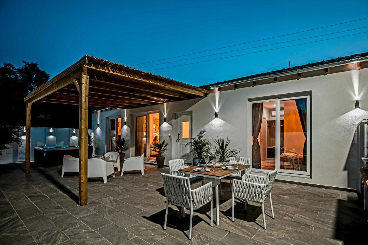 Jacuzzi Deluxe Villa Скала-Сотирос Экстерьер фото